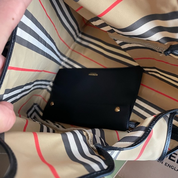 BURBERRY Icon-stripe recycled-fibre tote bag - Picture 8 of 15